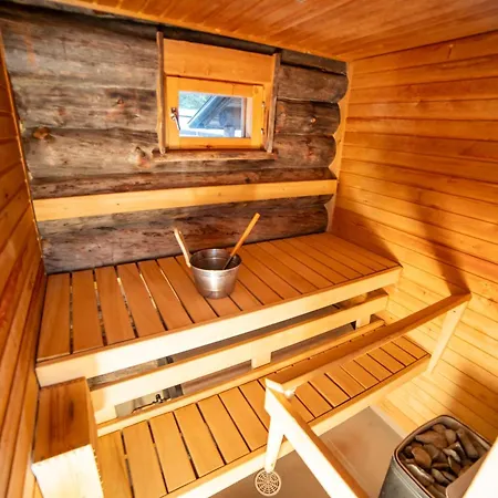 Slopeside Luppo - Original Log Cabin, Sauna, Ski 100M بيت خشبي