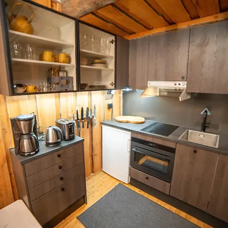 بيت خشبي Slopeside Luppo - Original Log Cabin, Sauna, Ski 100M *